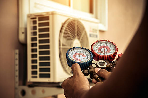 Professional Ac Installation technician working in Aurora, OR
